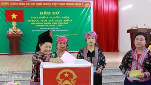 Избиратели голосуют на избирательном участке № 3, в деревне Намсао 2 приграничной коммуны Патан. Фото: ВИА