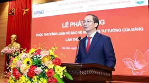 Доцент, кандидат наук Нгуен Ба Тьиен выступает на церемонии запуска конкурса. 