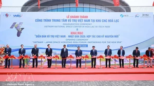 Премьер-министр Фам Минь Тьинь и представители делегации перерезают ленточку на церемонии открытия Центра космических исследований Вьетнама в Высокотехнологичном парке Хоалак. Фото: ВИА