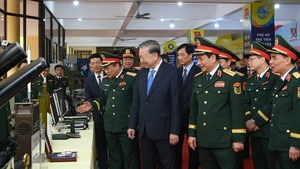 Генеральный секретарь ЦК КПВ То Лам и делегаты ознакомились с моделями и инициативами Военно-технической академии. Фото: Данг Кхоа