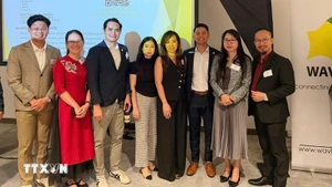 Генеральный консул Нгуен Тхань Ха (вторая справа) вместе с представителями предприятий на форуме. Фото: ВИА