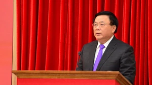 Товарищ Нгуен Суан Тханг выступает на конференции. 