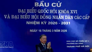 Генеральный секретарь То Лам принимает участие в церемонии открытия и голосует на избирательном участке № 02 квартала Бадинь города Ханоя. Фото: ВИА