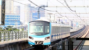 Поезд линии метро №1 Бентхань – Суойтьен движется из центра Хошимин в направлении Суойтьен. Фото: ВИА