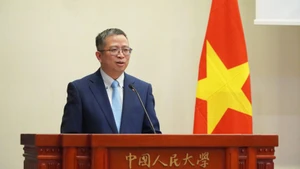 Посол Вьетнама в Китае Фам Тхань Бинь выступает на семинаре. 