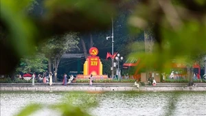 Декоративная композиция в честь XIV съезда КПВ стала выразительным акцентом в районе озера Хоанкьем. Фото: ВИА