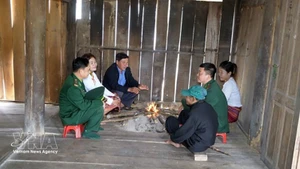 Пограничники вместе со старейшинами деревни и руководителями хамлетов посещают домохозяйства представителей народа чут в хамлете Раотре провинции Хатинь, проводя разъяснительную работу о предстоящих выборах. Фото: ВИА