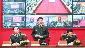 Генерал армии Лыонг Там Куанг выступает на совещании. 