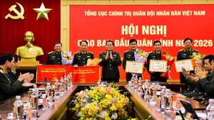 Генерал армии Нгуен Чонг Нгиа вручает награды отличившимся коллективам и отдельным лицам.