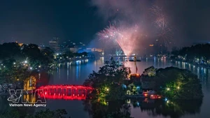 Великолепный фейерверк над озером Хоанкьем в Ханое. Фото: ВИА