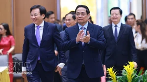 Премьер-министр Фам Минь Тьинь посещает Канцелярию Правительства. Фото: ВИА