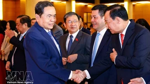 Председатель НС Чан Тхань Ман беседует с депутатами НС. Фото: ВИА