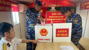 Избиратели – военнослужащие 129-й эскадры и 128-й эскадры – голосуют на борту судна Чыонгша 04 в первой половине дня 27 февраля.