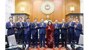 Председатель НС Чан Тхань Ман с учасниками. Фото: ВИА