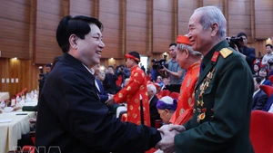 Президент Лыонг Кыонг вручает новогодние подарки и поздравляет с Тэтом представителей народностей провинции Лаокай. Фото: ВИА