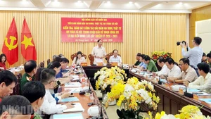 Зампредседателя НС, генерал-полковник Чан Куанг Фыонг проверяет подготовительную работу к выборам в провинции Анзянг.