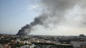 Дым поднимается после того, как иранские ракеты попали в американскую военно-морскую базу в Бахрейне, где размещен штаб 5-го Оперативного флота США, 28 февраля 2026 г. Фото: АА/ВИА.