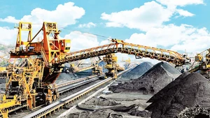 Современное оборудование, используемое в производстве в компании угля Кыаонг-TKV. Фото: Хунг Шон