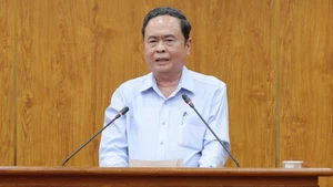 Председатель НС Чан Тхань Ман выступает на встрече с действующими и бывшими руководителями города Кантхо. Фото: Тхань Там