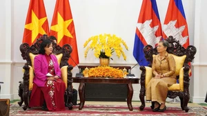 Председатель ЦК ОФВ Буй Тхи Минь Хоай и Заместитель председателя НПК, Председатель Национального совета ФСРО Камбоджи Мен Сам Ан.