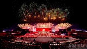 Под славным знаменем Партии весь вьетнамский народ сплоченно объединяет усилия, успешно реализует Резолюцию XIV съезда КПВ. Фото: Тхань Дат