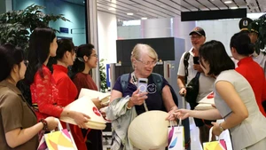 Вручение подарков пассажирам двух новых международных рейсов из Манилы и Бали. Фото: ВИА