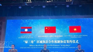 Представители сторон подписывают меморандум о механизме сотрудничества. Фото: ВИА