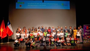 Вручение сертификатов «Посол мира» учащимся. 