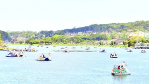 На озере Суанхыонг в выходные дни.