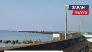 На волноломе, ведущем к маяку Микуни. Фото: Japan News