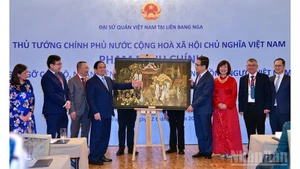 Премьер-министр Фам Минь Тьинь вручает памятную подарку Посольству Вьетнама в России. Фото: Тхань Зянг 