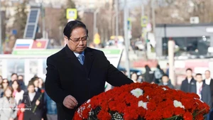 Премьер-министр Фам Минь Тьинь возложил цветы к памятнику Президенту Хо Ши Мину в столице Москвы. Фото: ВИА