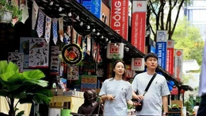 Южнокорейские туристы на Книжной улице г. Хошимина. Фото: ВИА