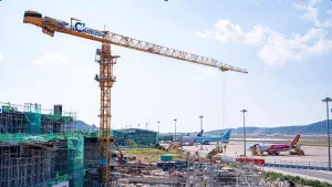 Расширение Международного аэропорта Фукуока ведется без остановки работы действующего терминала. Фото: Sun Group