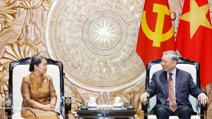 Генеральный секретарь То Лам принимает Мен Сам Ан, заместителя председателя Народной партии Камбоджи, председателя Национального совета Фронта солидарности и развития Отечества Камбоджи. Фото: ВИА