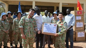 Молодежь Военно-полевого госпиталя 2-го уровня №7 передает материалы в дар Больнице общего профиля Бентиу. Фото: Тиен Фук