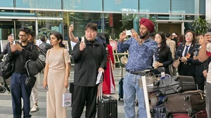 Международные туристы в аэропорту Дананг. Фото: ВИА