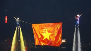 Впервые представлено многоуровневое световое шоу Flyboard на реке Донгнай