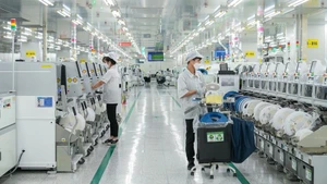 Производительность труда по всей экономике в 2025 году, по оценке, достигла 245 млн донгов на одного занятого, увеличившись на 6,83% в сопоставимых ценах. Фото: ВИА