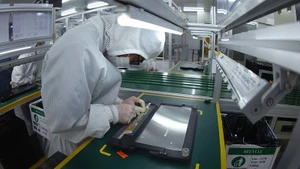 Сборка ноутбуков на заводе компании Heesung Electronics Vietnam в промышленной зоне Чангзюэ, Хайфон. Высокотехнологичная электроника является одной из ключевых экспортных позиций Вьетнама, поставляемых в Индию. Фото: ВИА