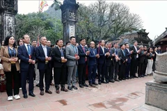 Делегаты воскуряют благовония в комплексе памятников Короля Динь и Короля Ле в провинции Ниньбинь. Фото: ВИА