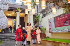 [Фото] Насыщенная атмосфера традиционного Тэта распространяется по всему Старому кварталу Ханоя