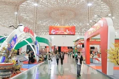 Посетители осматривают стенды на ярмарке. Фото: ВИА