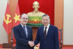 Генеральный секретарь ЦК КПВ То Лам принимает Посла России во Вьетнаме Геннадия Бездетко. Фото: ВИА