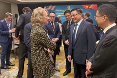 И. о министра Ле Мань Хунг встречается с американскими должностными лицами.