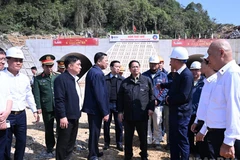 Премьер-министр Фам Минь Тьинь проверянт ход строительства скоростной автомагистрали Донгданг- Чалинь на участке туннеля Тхаткхе. Фото: Чан Хай