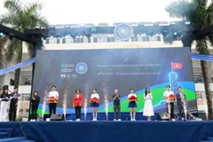 Общий вид открытия забега Standard Chartered Hanoi Marathon Heritage 2025. Фото: laodong.vn