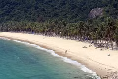 Пляж с белым песком на острове Кулаочам (город Дананг) привлекает туристов. Фото: ВИА