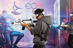 Студенты знакомятся с технологиями виртуальной реальности. Фото: ВИА