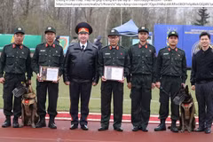 Вьетнамская команда получает третий приз на конкурсе. 